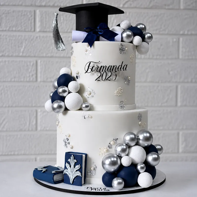 Bolo de formatura azul marinho e prata com capelo, feito pela Marta Maria Confeiteira