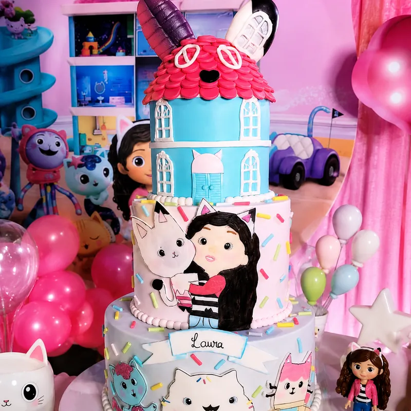 Bolo infantil temático de casinha com gatinhos e confeitos coloridos