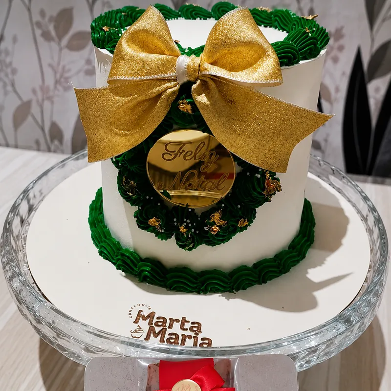 Bolo de Natal branco com guirlanda verde e laço dourado da Marta Maria
